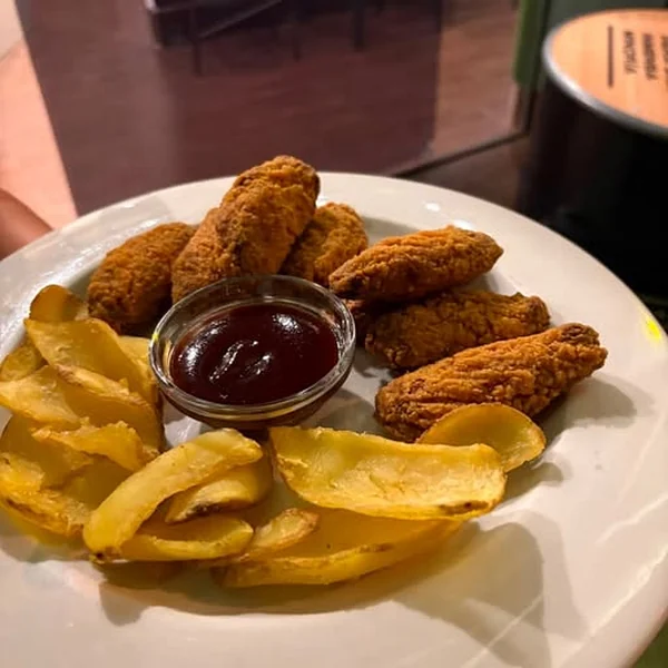 Alitas de pollo con salsa barbacoa y patatas gajo
