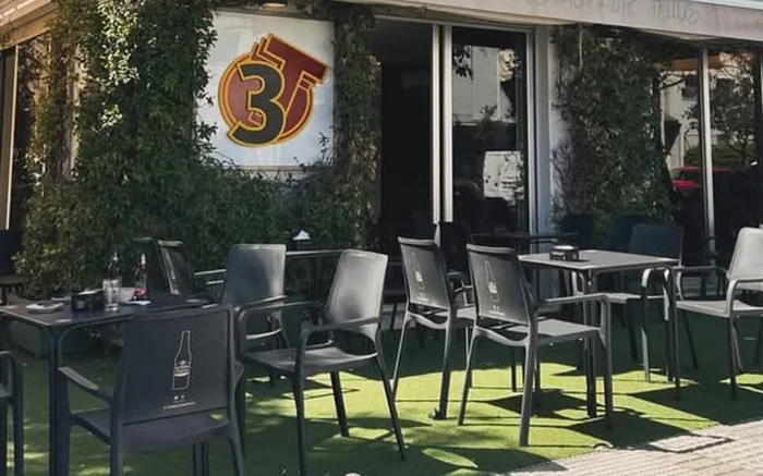 Mesa en la terraza con montaditos y bebidas al sol